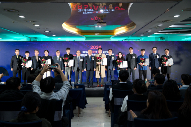 이창윤 과기정통부 제1차관이 10일 오후 서울 중구 스페이스쉐어 서울중부센터에서 열린 '제10회 실험실창업 페스티벌' 에서 수상자들과 기념촬영 하고 있다. 과기정통부 제공